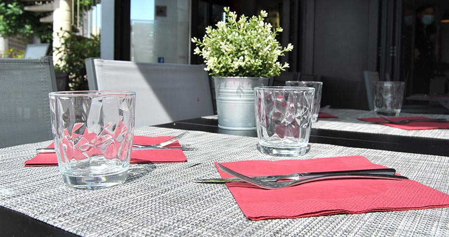 Table dressée sur la terrasse du restaurant Le Noti